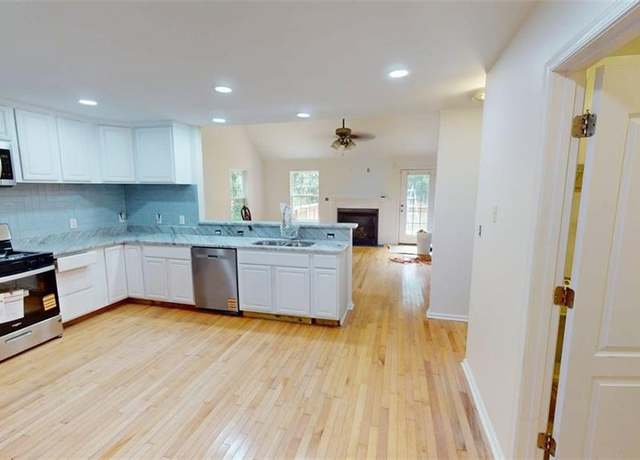 Property at 302 La Salle Ave, Hampton, VA 23661, 5 beds, 3 baths
