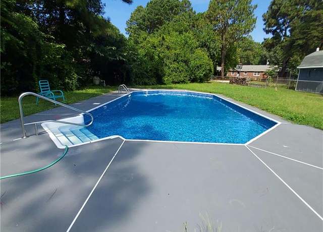 Property at 51 Sweetbriar Dr, Newport News, VA 23606, 4 beds, 2.5 baths