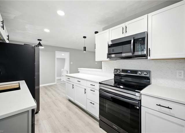 Property at 916 Deep Creek Blvd, Chesapeake, VA 23323, 3 beds, 2 baths