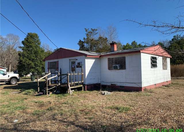 Property at 2308 Hosier Rd, Suffolk, VA 23434, 3 beds, 1 bath