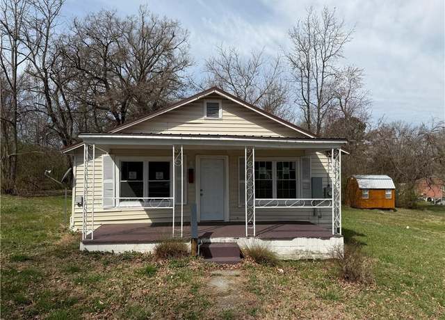 Property at 509 Stokes St, Blackstone, VA 23824, 2 beds, 1 bath