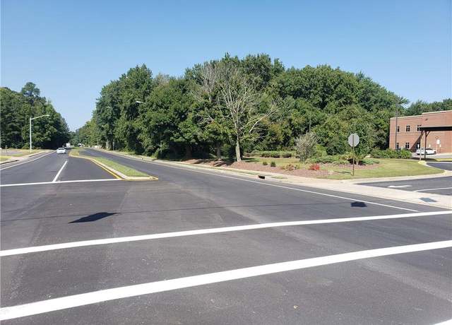 Property at 20 Hunt Club Blvd, Hampton, VA 23666