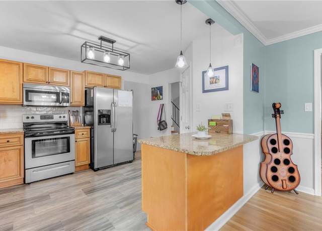 Property at 825 Greenwich Ln, Newport News, VA 23601, 3 beds, 2.5 baths