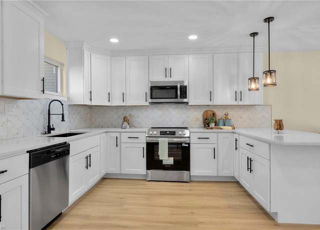 Property at 1024 Melton St, Chesapeake, VA 23324, 2 beds, 2.5 baths