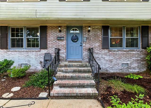 Property at 27 Boxwood Ln, Newport News, VA 23602, 4 beds, 2.5 baths