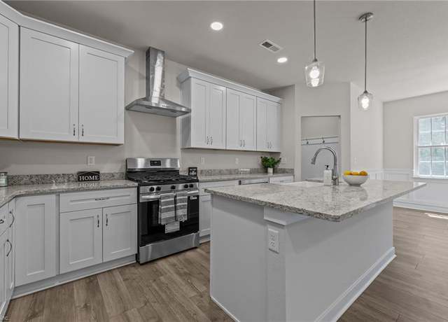 Property at 5015 Oriole Dr, Chesapeake, VA 23321, 5 beds, 3 baths
