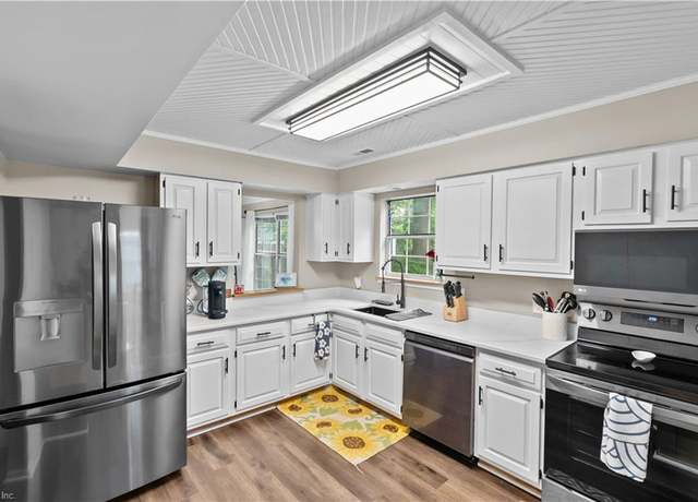Property at 250 Ashridge Ln, Newport News, VA 23602, 3 beds, 2.5 baths
