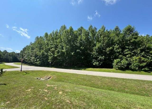 Property at 27 East West Pkwy, Gloucester, VA 23061