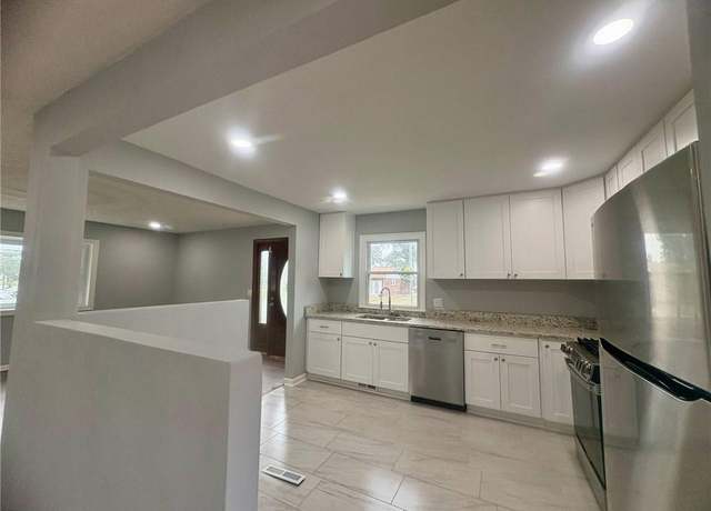 Property at 1303 Warfield Dr, Portsmouth, VA 23701, 3 beds, 2 baths