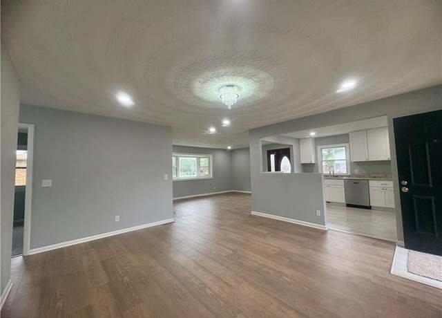 Property at 1303 Warfield Dr, Portsmouth, VA 23701, 3 beds, 2 baths