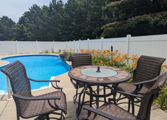 Property at 714 Creekwood Dr, Chesapeake, VA 23323, 5 beds, 3 baths