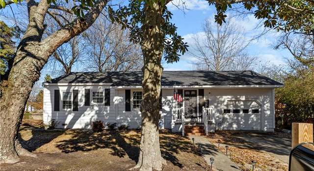 Photo of 33 Woodbury Forrest Dr, Hampton, VA 23666