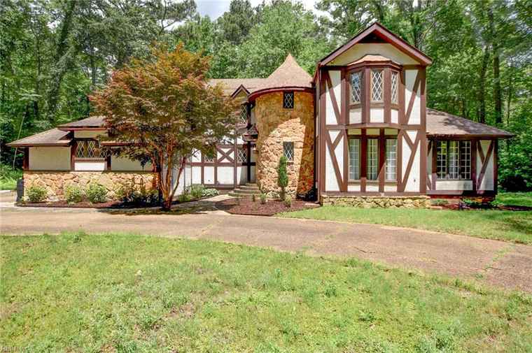 Photo of 324 Woodards Ford Rd Chesapeake, VA 23322