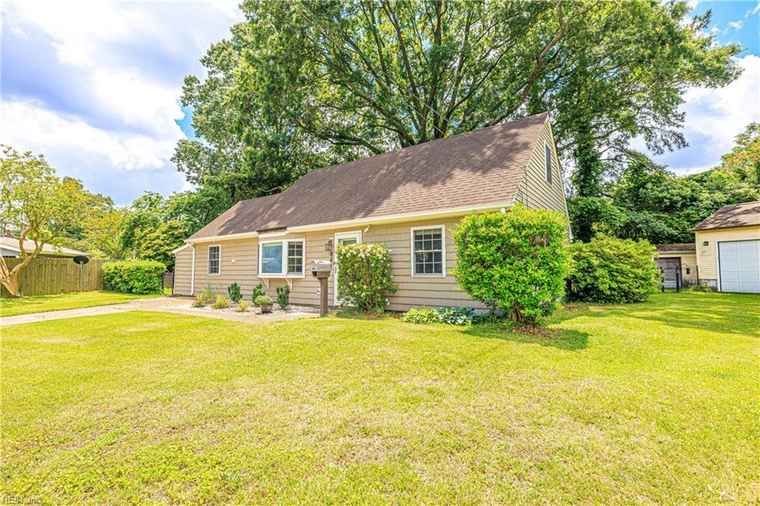 Photo of 841 Round Bay Ct Norfolk, VA 23502