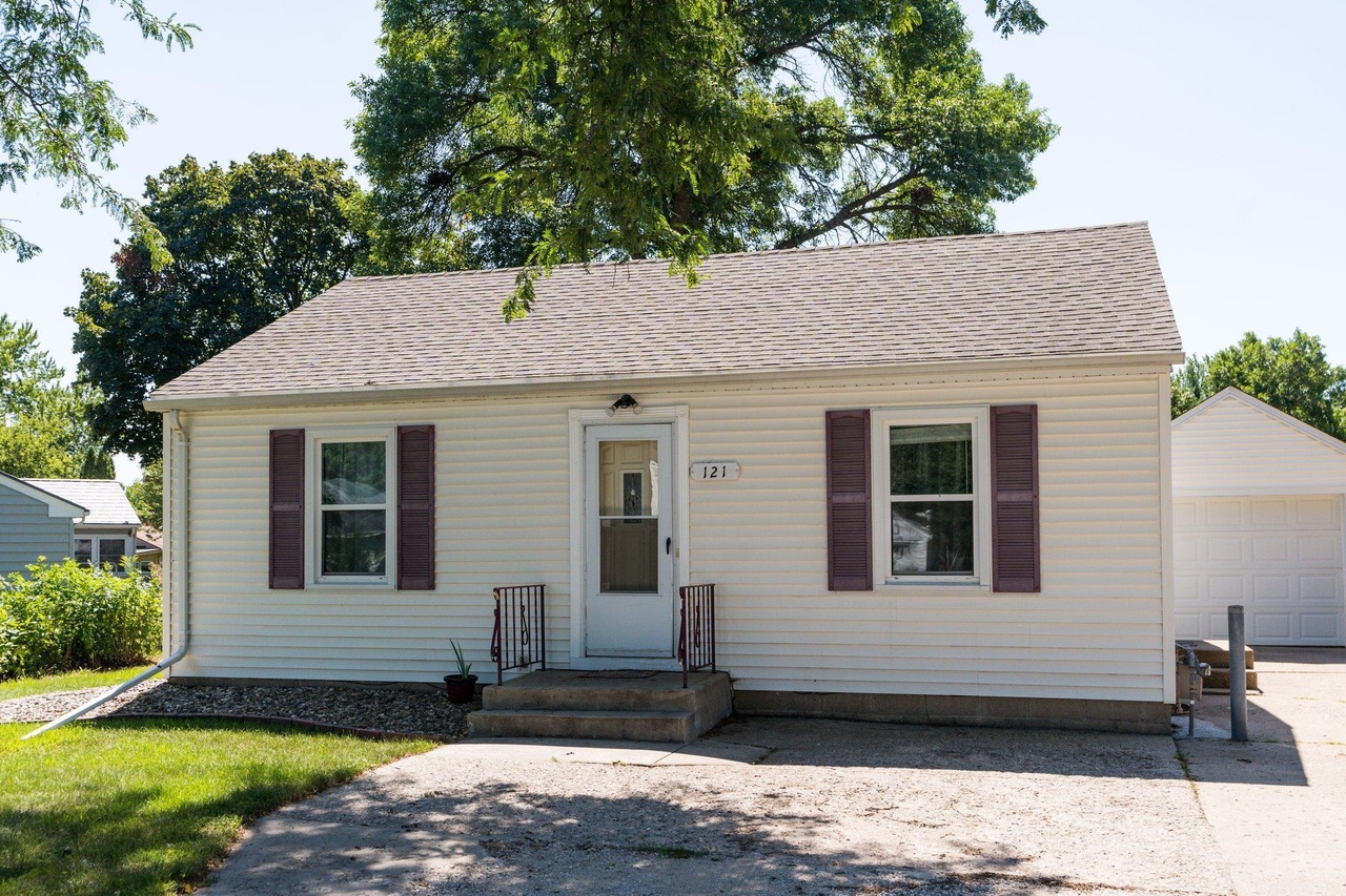 121 N Park Ln, Le Sueur, MN 56058 MLS 6085325 Redfin
