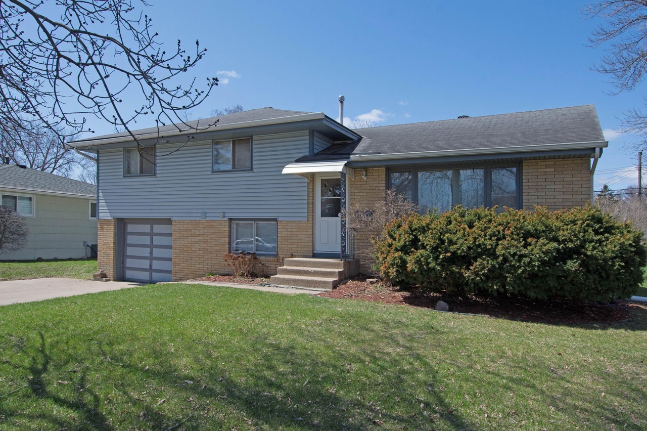 6219 Regent Ave N, Brooklyn Center, MN 55429