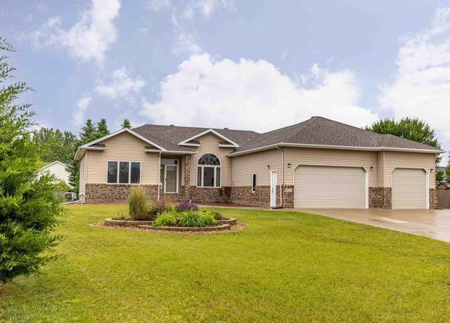 Property at 1922 33rd St S, Moorhead, MN 56560, 5 beds, 4 baths
