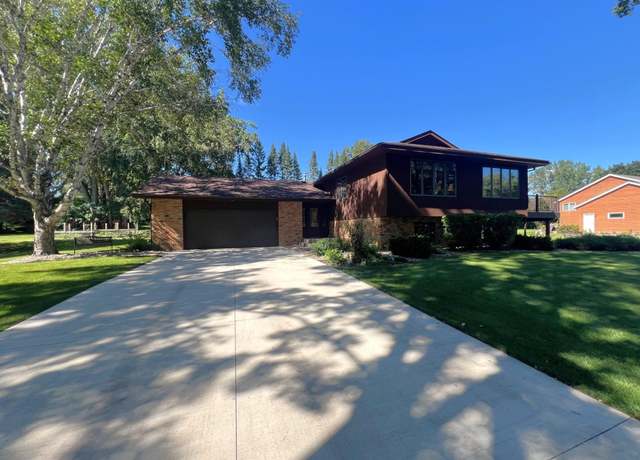Property at 1320 Westwood Ct, Willmar, MN 56201, 4 beds, 2 baths