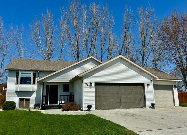 Property at 1509 Meadowlark Ct, Thief River Falls, MN 56701, 4 beds, 2 baths
