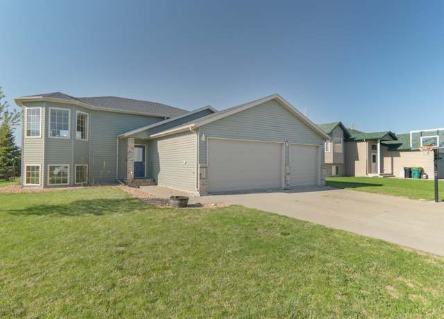 Property at 657 36th Ave W, West Fargo, ND 58078, 4 beds, 2 baths