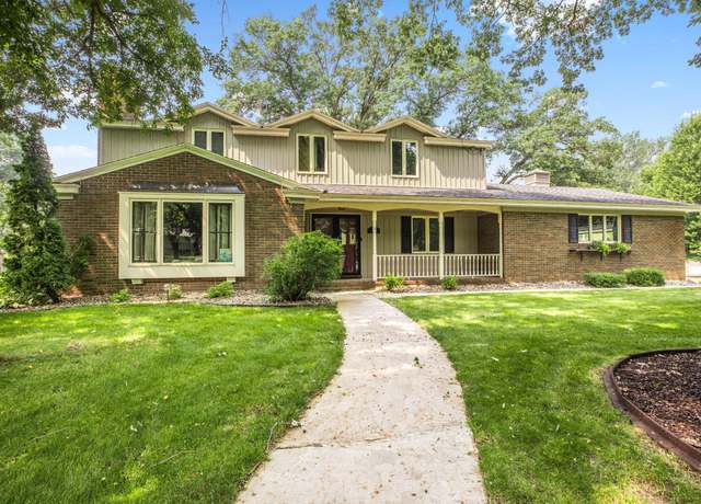 Property at 2021 Hillcrest Dr, Saint Cloud, MN 56303, 4 beds, 3 baths