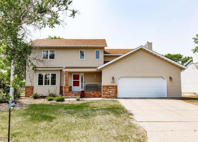 Property at 1727 33rd St S, Moorhead, MN 56560, 5 beds, 4 baths