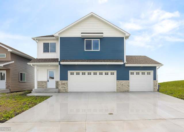 Property at 2509 38th Ave S, Moorhead, MN 56560, 4 beds, 3 baths