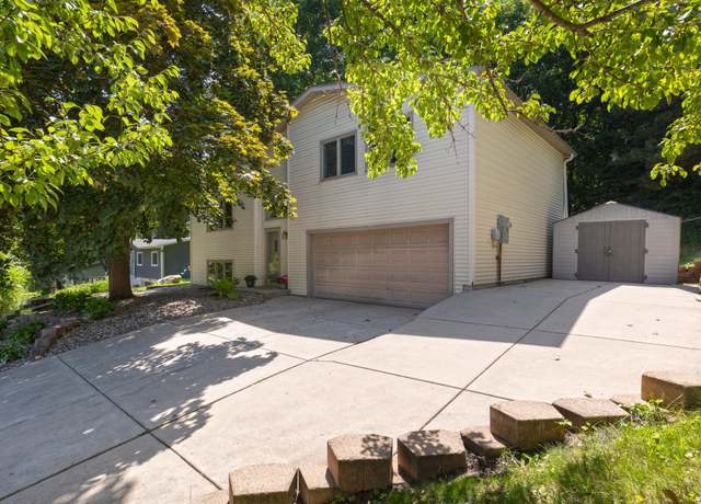 Property at 1430 Parkview Dr, Chaska, MN 55318, 3 beds, 2 baths