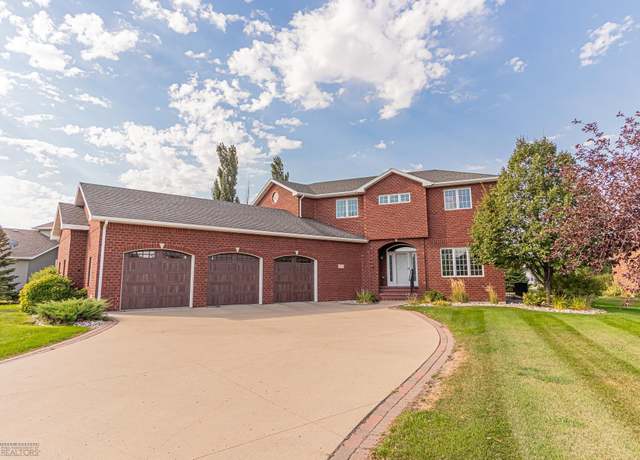 Property at 2075 Rose Creek Blvd S, Fargo, ND 58104, 5 beds, 4 baths