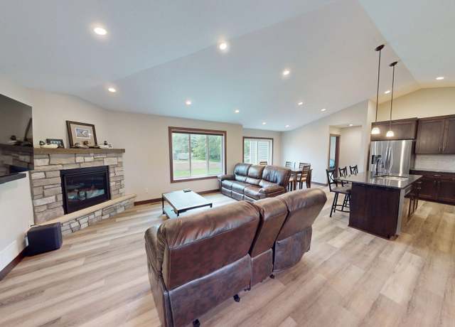 Property at 1707 17th St NW, Willmar, MN 56201, 5 beds, 3 baths