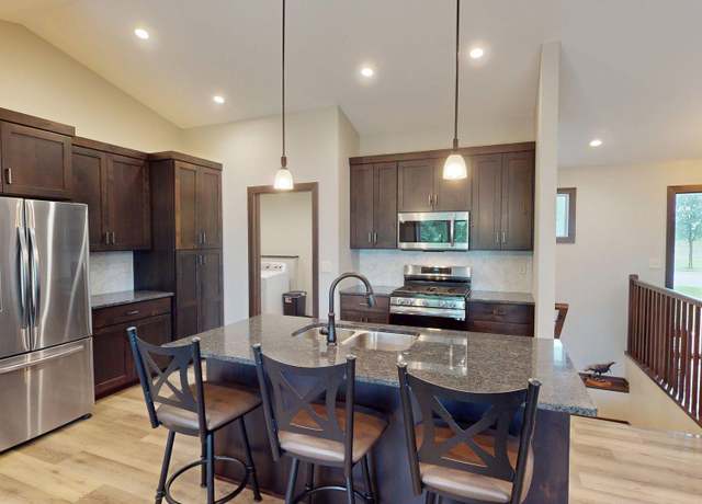 Property at 1707 17th St NW, Willmar, MN 56201, 5 beds, 3 baths