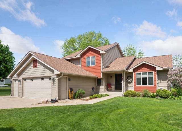 Property at 1665 Royal Oak Dr, Chaska, MN 55318, 4 beds, 3 baths
