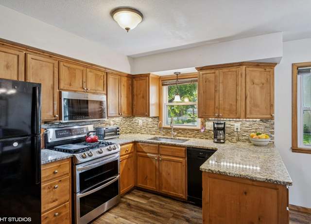 Property at 312 6th Ave W, Shakopee, MN 55379, 4 beds, 3 baths