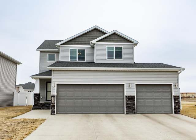 Property at 5519 59th St S, Fargo, ND 58104, 3 beds, 4 baths