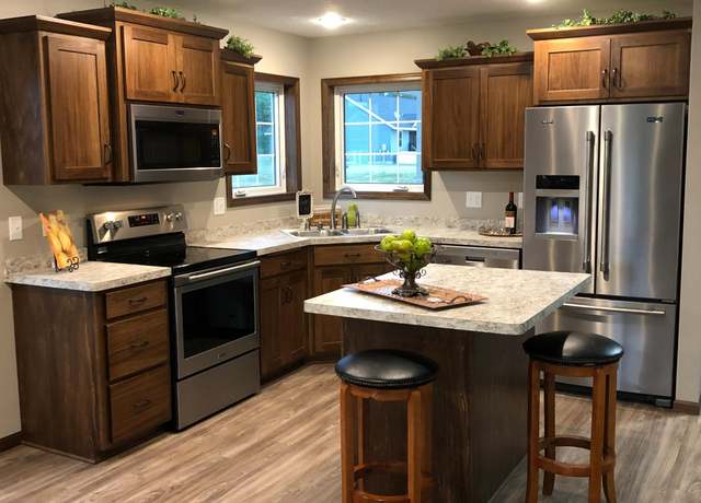 Photo of 442 Meadowview Ct, Paynesville, MN 56362