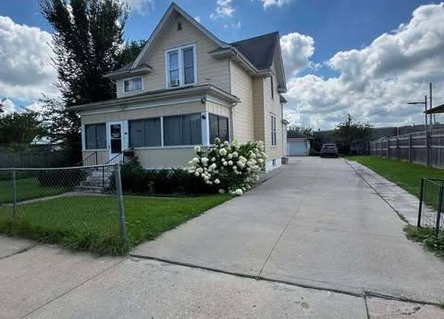 Property at 552 Burgess St, Saint Paul, MN 55103, 3 beds, 3 baths