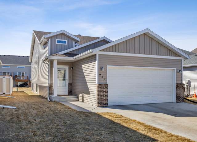 Property at 925 28 Ave W, West Fargo, ND 58078, 4 beds, 2 baths
