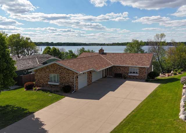 Property at 1606 S Shore Dr, Worthington, MN 56187, 4 beds, 4 baths