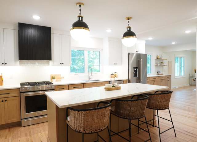Property at 5317 Maddox Ln, Edina, MN 55436, 4 beds, 3 baths