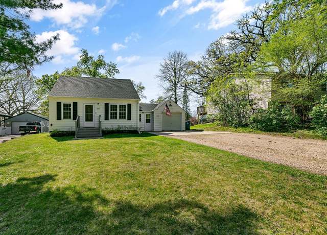 Property at 642 Goodwin Ave N, Oakdale, MN 55128, 4 beds, 1 bath