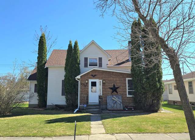 Property at 1011 10th St, International Falls, MN 56649, 3 beds, 2 baths