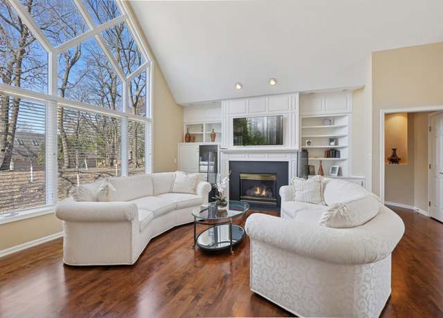 Property at 1600 Linner Rd, Minnetonka, MN 55391, 3 beds, 3 baths