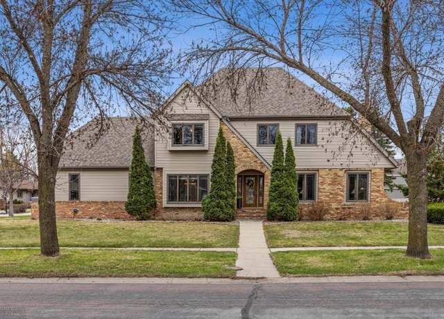 Property at 71 Prairiewood Dr S, Fargo, ND 58103, 5 beds, 4 baths