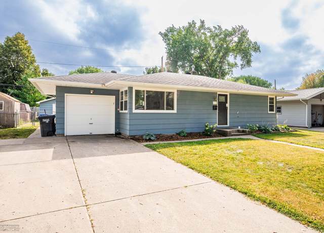 Property at 418 25th Ave N, Fargo, ND 58102, 3 beds, 2 baths