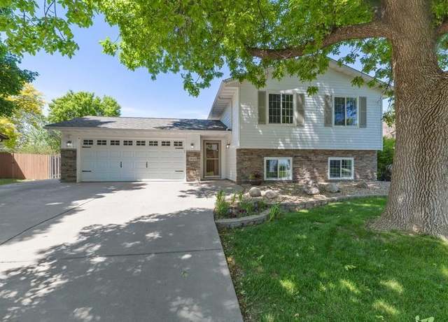 Property at 7424 W 104th St, Bloomington, MN 55438, 4 beds, 2 baths
