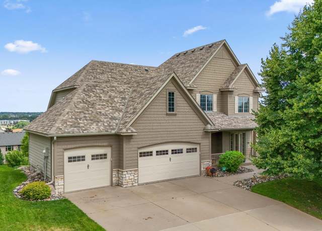 Property at 3020 Carey Heights Dr, Maplewood, MN 55109, 6 beds, 4 baths