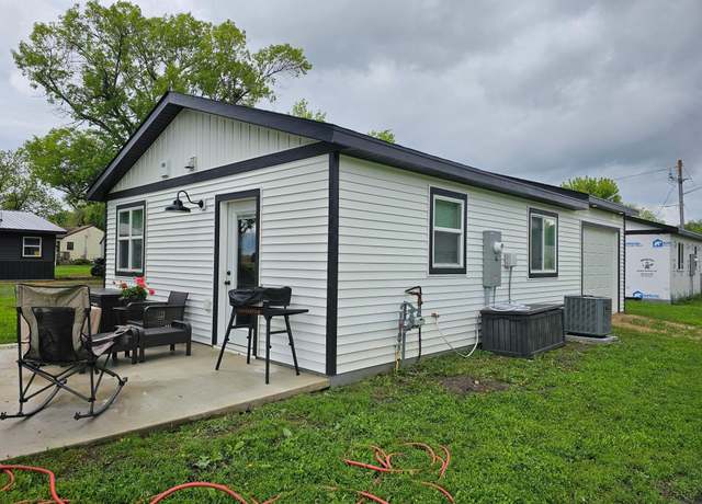 Property at 201 1/2 10th Ave SE, Pipestone, MN 56164, 1 bed, 1 bath