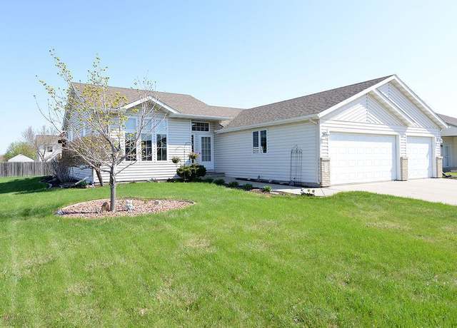 Property at 1695 Oakwood Dr, West Fargo, ND 58078, 4 beds, 3 baths