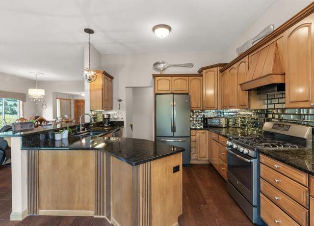 Property at 1420 Summit Shores Dr, Burnsville, MN 55306, 3 beds, 3 baths
