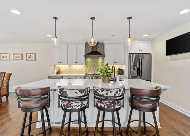 Property at 1805 Eagle Ridge Dr #8, Mendota Heights, MN 55118, 2 beds, 4 baths